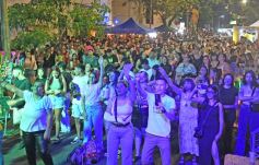 Foto de la galería: Fiesta en calle Colón: la FesTreaming despidió el año con música en vivo y sorpresas