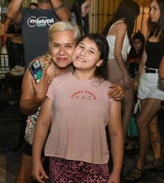 Foto de la galería: Fiesta en calle Colón: la FesTreaming despidió el año con música en vivo y sorpresas