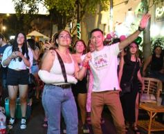 Foto de la galería: Fiesta en calle Colón: la FesTreaming despidió el año con música en vivo y sorpresas