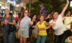 Foto de la galería: Fiesta en calle Colón: la FesTreaming despidió el año con música en vivo y sorpresas
