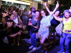 Foto de la galería: Fiesta en calle Colón: la FesTreaming despidió el año con música en vivo y sorpresas