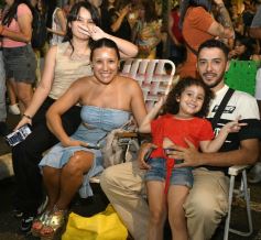 Foto de la galería: Fiesta en calle Colón: la FesTreaming despidió el año con música en vivo y sorpresas