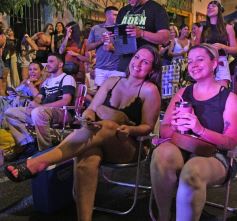 Foto de la galería: Fiesta en calle Colón: la FesTreaming despidió el año con música en vivo y sorpresas