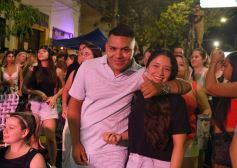 Foto de la galería: Fiesta en calle Colón: la FesTreaming despidió el año con música en vivo y sorpresas