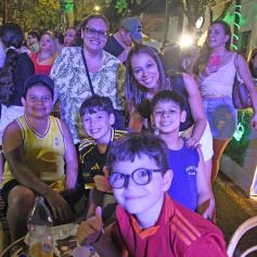 Foto de la galería: Fiesta en calle Colón: la FesTreaming despidió el año con música en vivo y sorpresas