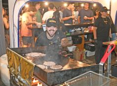 Foto de la galería: Fiesta en calle Colón: la FesTreaming despidió el año con música en vivo y sorpresas