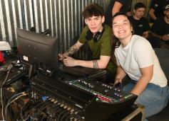 Foto de la galería: Fiesta en calle Colón: la FesTreaming despidió el año con música en vivo y sorpresas