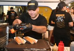Foto de la galería: Fiesta en calle Colón: la FesTreaming despidió el año con música en vivo y sorpresas