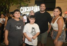 Foto de la galería: Fiesta en calle Colón: la FesTreaming despidió el año con música en vivo y sorpresas