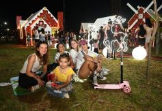 Foto de la galería: En el Parque de las Fiestas se disfruta en familia y los niños aprovechan para fotografiarse con Papá Noel 