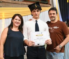 Foto de la galería: Emoción y orgullo de la comunidad educativa en el acto de colación del Colegio Santa María 