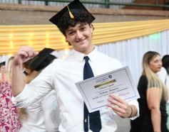 Foto de la galería: Emoción y orgullo de la comunidad educativa en el acto de colación del Colegio Santa María 