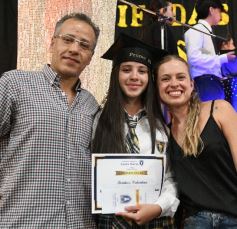 Foto de la galería: Emoción y orgullo de la comunidad educativa en el acto de colación del Colegio Santa María 