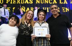 Foto de la galería: Emoción y orgullo de la comunidad educativa en el acto de colación del Colegio Santa María 