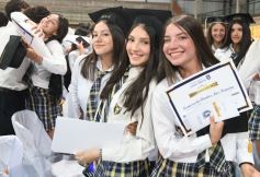 Foto de la galería: Emoción y orgullo de la comunidad educativa en el acto de colación del Colegio Santa María 