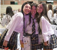 Foto de la galería: Emoción y orgullo de la comunidad educativa en el acto de colación del Colegio Santa María 
