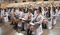 Foto de la galería: Emoción y orgullo de la comunidad educativa en el acto de colación del Colegio Santa María 