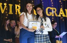 Foto de la galería: Emoción y orgullo de la comunidad educativa en el acto de colación del Colegio Santa María 
