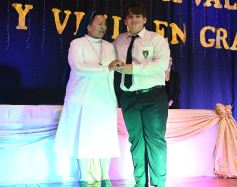 Foto de la galería: Emoción y orgullo de la comunidad educativa en el acto de colación del Colegio Santa María 
