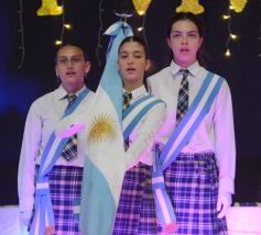 Foto de la galería: Emoción y orgullo de la comunidad educativa en el acto de colación del Colegio Santa María 