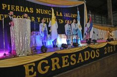 Foto de la galería: Emoción y orgullo de la comunidad educativa en el acto de colación del Colegio Santa María 