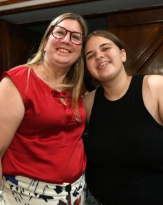 Foto de la galería: Los alumnos de los 5° de la Madre de la Misericordia con felicidad y nostalgia recibieron sus diplomas 