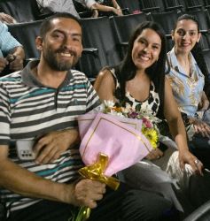 Foto de la galería: Los alumnos de los 5° de la Madre de la Misericordia con felicidad y nostalgia recibieron sus diplomas 