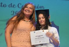 Foto de la galería: Los alumnos de los 5° de la Madre de la Misericordia con felicidad y nostalgia recibieron sus diplomas 