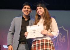 Foto de la galería: Los alumnos de los 5° de la Madre de la Misericordia con felicidad y nostalgia recibieron sus diplomas 