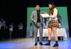 Foto de la galería: Los alumnos de los 5° de la Madre de la Misericordia con felicidad y nostalgia recibieron sus diplomas 