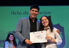 Foto de la galería: Los alumnos de los 5° de la Madre de la Misericordia con felicidad y nostalgia recibieron sus diplomas 