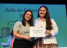 Foto de la galería: Los alumnos de los 5° de la Madre de la Misericordia con felicidad y nostalgia recibieron sus diplomas 