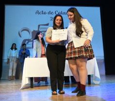 Foto de la galería: Los alumnos de los 5° de la Madre de la Misericordia con felicidad y nostalgia recibieron sus diplomas 