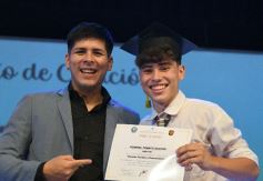 Foto de la galería: Los alumnos de los 5° de la Madre de la Misericordia con felicidad y nostalgia recibieron sus diplomas 