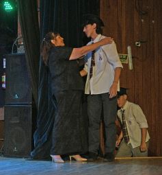 Foto de la galería: Los alumnos de los 5° de la Madre de la Misericordia con felicidad y nostalgia recibieron sus diplomas 