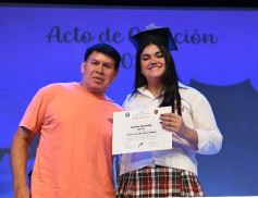 Foto de la galería: Los alumnos de los 5° de la Madre de la Misericordia con felicidad y nostalgia recibieron sus diplomas 