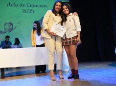 Foto de la galería: Los alumnos de los 5° de la Madre de la Misericordia con felicidad y nostalgia recibieron sus diplomas 
