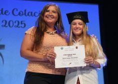 Foto de la galería: Los alumnos de los 5° de la Madre de la Misericordia con felicidad y nostalgia recibieron sus diplomas 