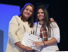 Foto de la galería: Los alumnos de los 5° de la Madre de la Misericordia con felicidad y nostalgia recibieron sus diplomas 