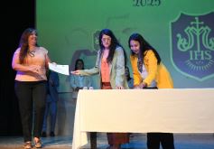 Foto de la galería: Los alumnos de los 5° de la Madre de la Misericordia con felicidad y nostalgia recibieron sus diplomas 