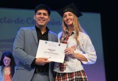 Foto de la galería: Los alumnos de los 5° de la Madre de la Misericordia con felicidad y nostalgia recibieron sus diplomas 