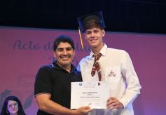 Foto de la galería: Los alumnos de los 5° de la Madre de la Misericordia con felicidad y nostalgia recibieron sus diplomas 