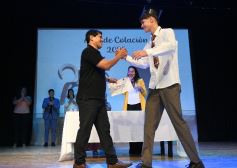 Foto de la galería: Los alumnos de los 5° de la Madre de la Misericordia con felicidad y nostalgia recibieron sus diplomas 