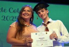 Foto de la galería: Los alumnos de los 5° de la Madre de la Misericordia con felicidad y nostalgia recibieron sus diplomas 