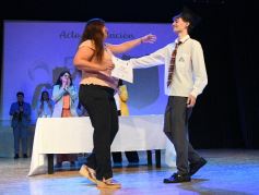 Foto de la galería: Los alumnos de los 5° de la Madre de la Misericordia con felicidad y nostalgia recibieron sus diplomas 