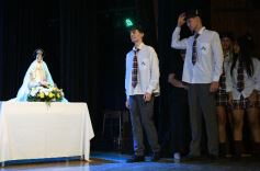 Foto de la galería: Los alumnos de los 5° de la Madre de la Misericordia con felicidad y nostalgia recibieron sus diplomas 