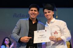 Foto de la galería: Los alumnos de los 5° de la Madre de la Misericordia con felicidad y nostalgia recibieron sus diplomas 