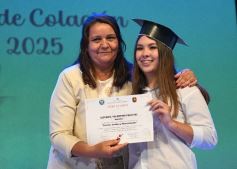 Foto de la galería: Los alumnos de los 5° de la Madre de la Misericordia con felicidad y nostalgia recibieron sus diplomas 