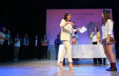 Foto de la galería: Los alumnos de los 5° de la Madre de la Misericordia con felicidad y nostalgia recibieron sus diplomas 