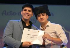 Foto de la galería: Los alumnos de los 5° de la Madre de la Misericordia con felicidad y nostalgia recibieron sus diplomas 